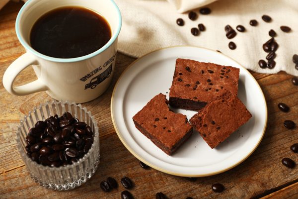 EXILE TETSUYAプロデュースの「AMAZING COFFEE」が、「世にもおいしいチョコブラウニー」とのコラボ商品を発売