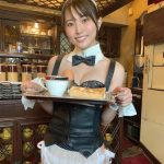 坂東遥、純喫茶でメイド風ビキニ姿を披露！