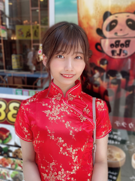 転校少女* 佐藤かれん、本場仕込みのチャイナドレス着こなしが話題