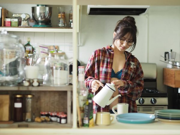 大和田南那、水着にシャツを羽織ったまったりショット披露