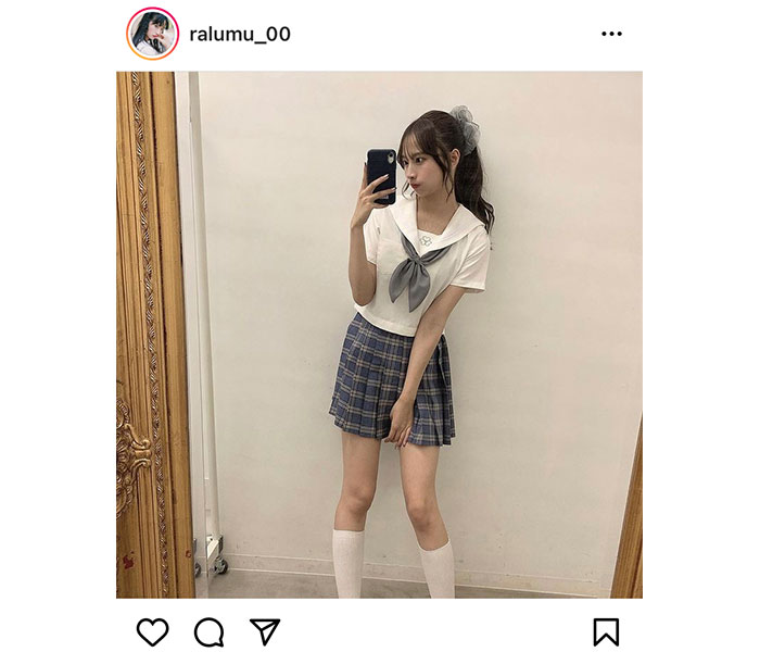 藤川らるむ、セーラー服で魅せる絶対領域「めちゃくちゃ可愛いすぎる」