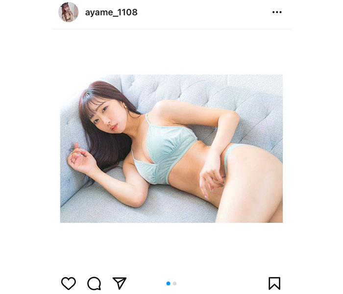 肥川彩愛、色気混じりの眼差しで見つめる水着ショット！