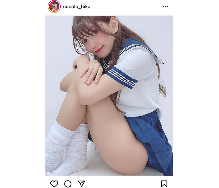 比嘉こころ、セーラー服から美尻チラリ