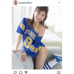 ほのか、着くずしユニフォームから水着チラリ