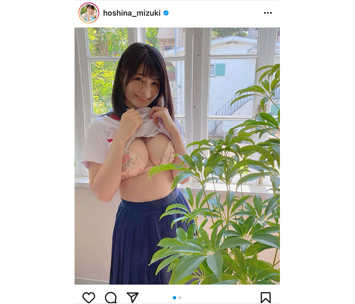 星名美津紀、セーラー服をめくってまんまるバスト披露！