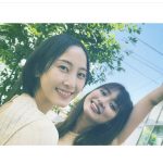 内田理央、微笑ましい松井玲奈とのお散歩2ショット公開