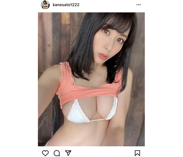 金子智美、三角ビキニに包まれたふんわり美乳！