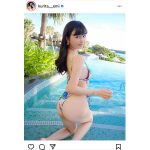 くりえみ、横乳で魅せる見返り美人ショット