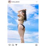 小鳥遊くれあ、横乳が美麗な肌見せショット