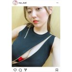 万理華、ファスナー開けてセクシー美乳チラリ