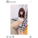 猫乃ここ、無防備な“幼なじみ”ショットで美脚披露