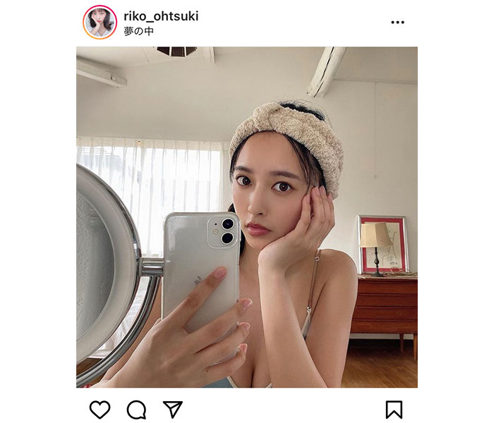 大槻りこ、ヘアターバン巻いた自撮りで水着チラリ