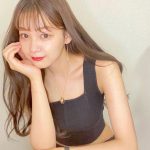 吉澤遥奈、腹筋割れお腹チラ見せのタンクトップショット