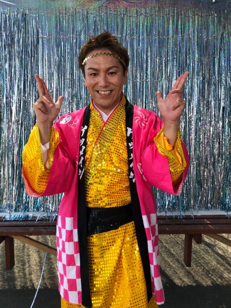 ケツメイシ、『パーリーピーポー』MVで狩野英孝がスカイダイビングで書道に挑戦