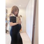 第1子妊娠中のくみっきー、臨月を迎えた大きなお腹くっきりわかる黒ワンピ姿公開