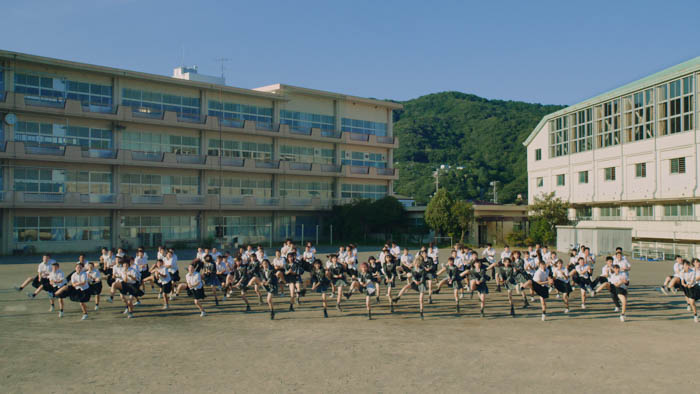 AKB48、98人で魅せる圧巻のダンスに注目!『根も葉もRumor』MVが公開