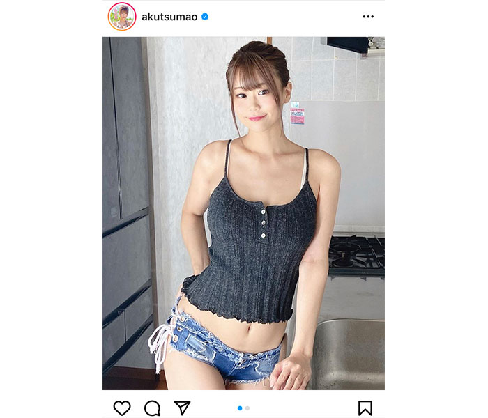 阿久津真央、超ミニ丈デニムのへそ出しコーデに歓喜の声!