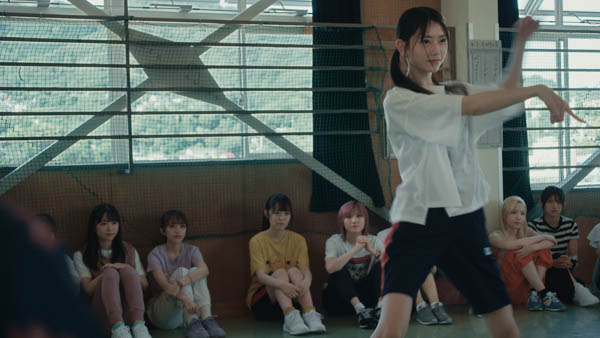 AKB48、98人で魅せる圧巻のダンスに注目!『根も葉もRumor』MVが公開