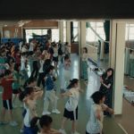 AKB48、98人で魅せる圧巻のダンスに注目!『根も葉もRumor』MVが公開