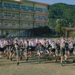 AKB48、98人で魅せる圧巻のダンスに注目!『根も葉もRumor』MVが公開