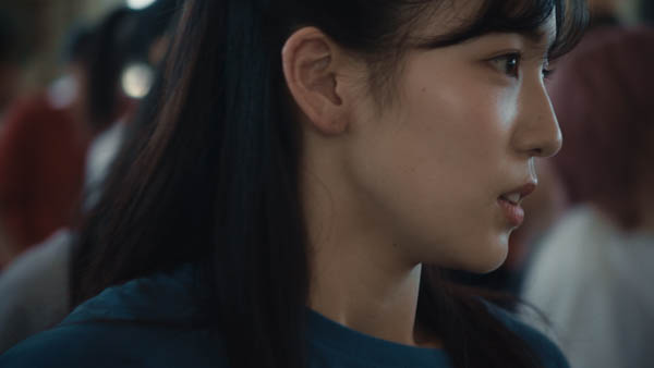 AKB48、98人で魅せる圧巻のダンスに注目!『根も葉もRumor』MVが公開