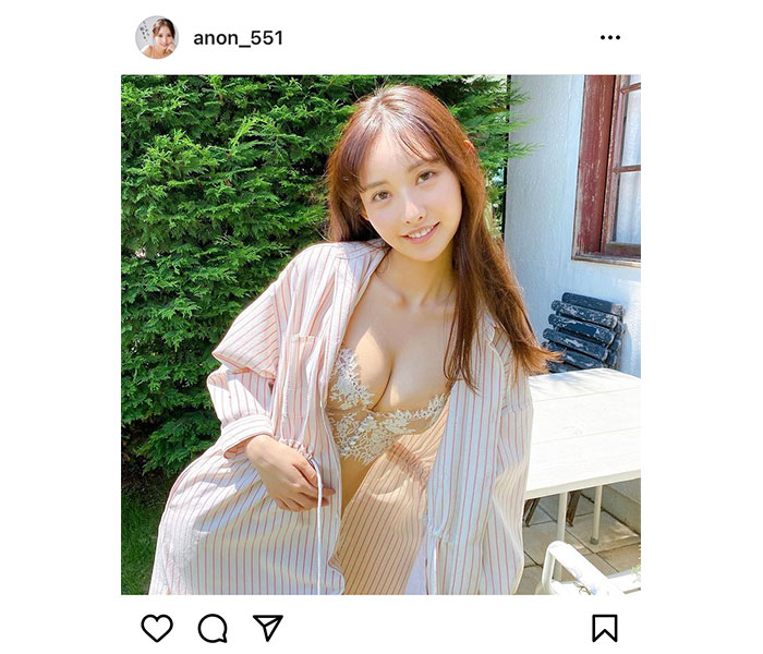 あのん、ボタン全開のシャツから美乳チラリ