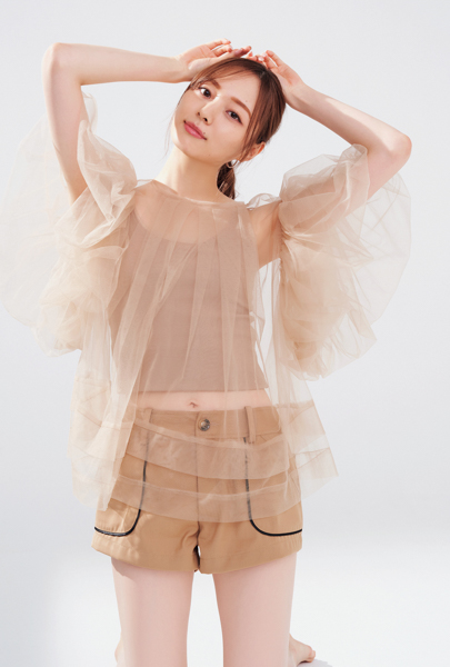 乃木坂46 梅澤美波、「Beauty」をテーマにハイセンスな衣装で魅了!