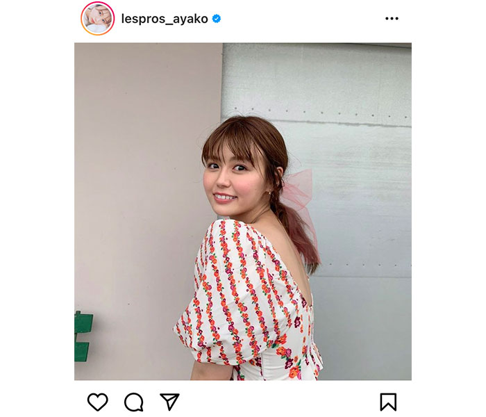 井口綾子、背中開きの衣装で魅せる美背中