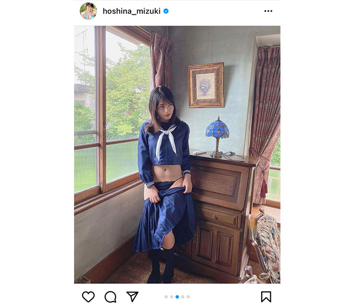 星名美津紀、セーラー服を脱いで黒ランジェリーを大胆見せつけ!