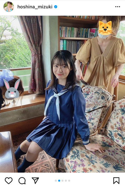 星名美津紀、セーラー服を脱いで黒ランジェリーを大胆見せつけ!