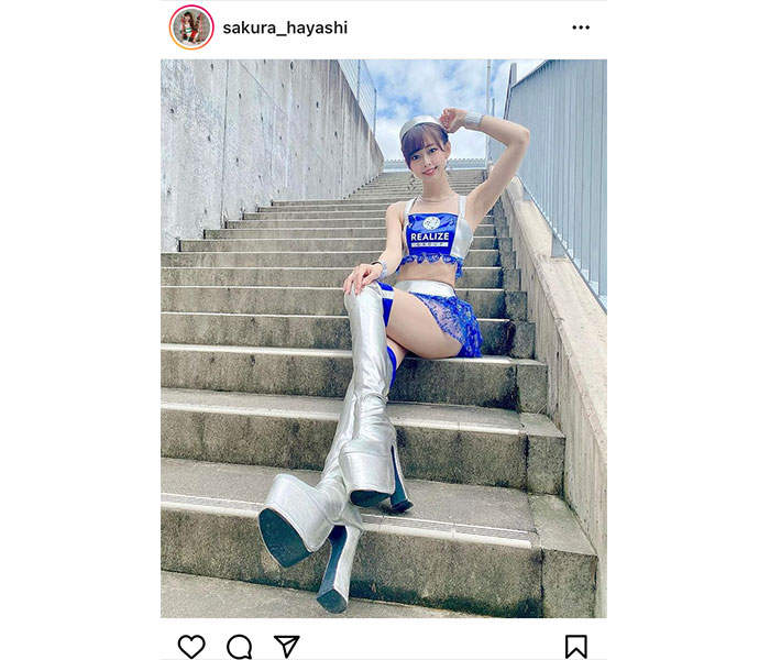 レースクイーン・林紗久羅、美脚投げ出し圧倒的プロポーション披露!