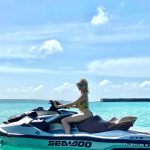 加藤紗里、セクシーなビキニ姿で水上バイクにライドオン！「カッコいいですっ」