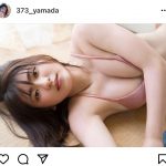 山田南実、寝転びグラビアで魅せる大人の眼差し