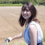 山田南実、寝転びグラビアで魅せる大人の眼差し