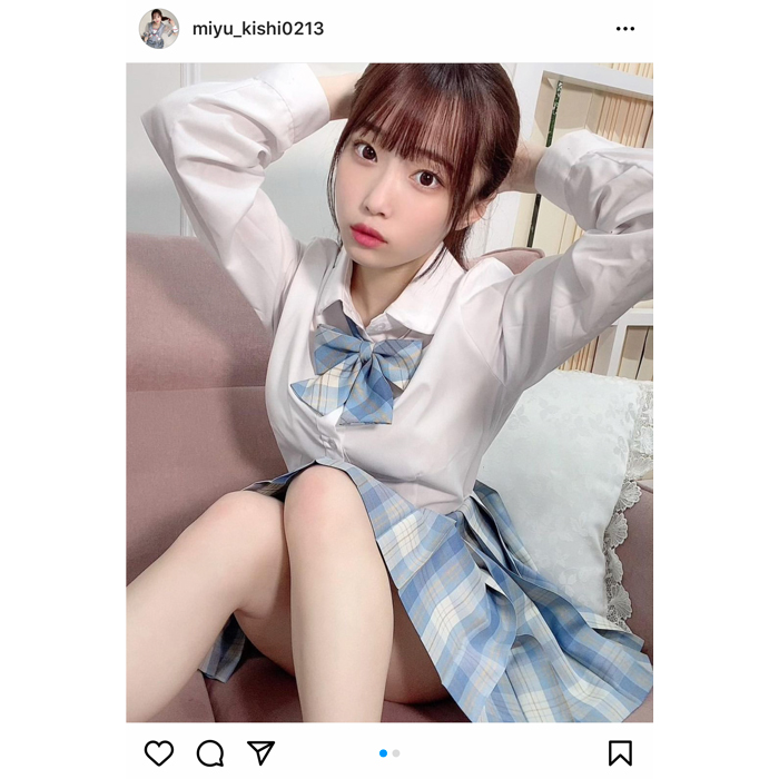 #ババババンビ 岸みゆ、制服姿で美脚見せショットを披露!「可愛すぎます」
