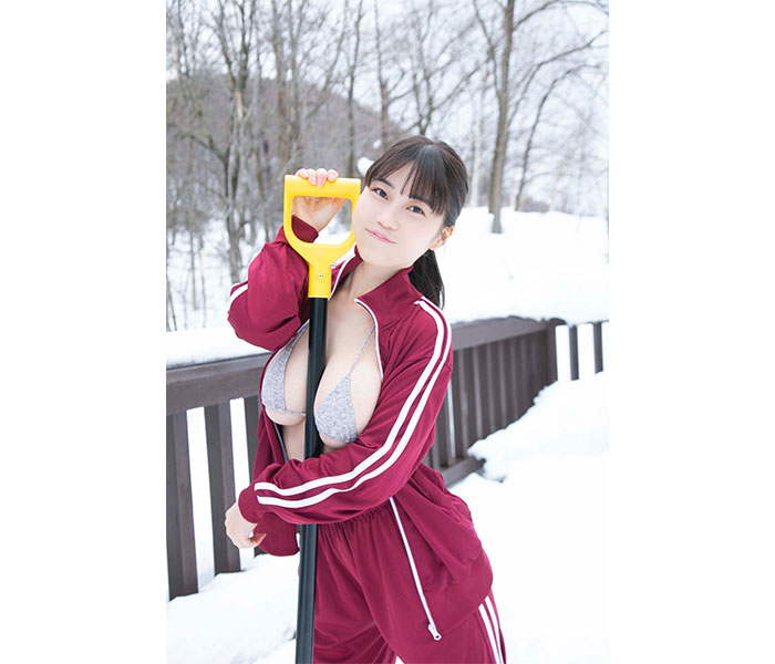 伊織いお、雪原で豊満バスト全開!