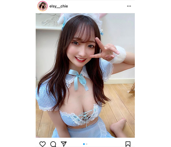 elsy 愛森ちえ、デコルテ&美乳に釘付けのバニーガールコスプレ披露