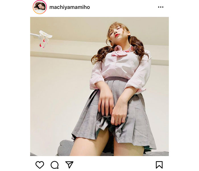 街山みほ、制服のスカートめくって・・・。見えそうで見えない絶妙アングル!