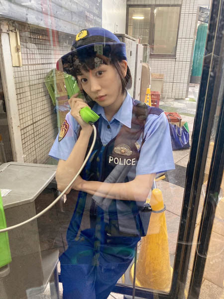 『ハコヅメ』川合・永野芽郁、公衆電話ボックスで『キリリ』な表情「やたらとキマっております」