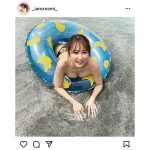なみが浮き輪と戯れるグラビアショット公開