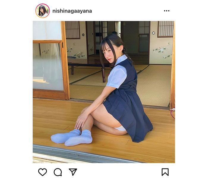 西永彩奈、無防備なスカートから下着チラリ