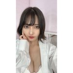 夏目まどか、彼シャツ自撮りで見つめ合い「顔面つよい」