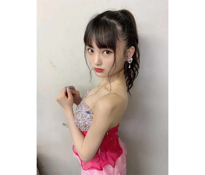 NMB48 新澤菜央、キャバ嬢風衣装で肌見せセクシー!「控え目に言って好きです」