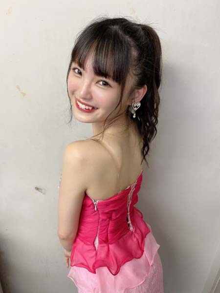 NMB48 新澤菜央、キャバ嬢風衣装で肌見せセクシー!「控え目に言って好きです」