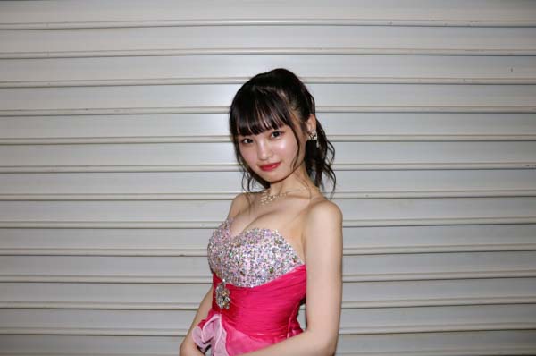 NMB48 新澤菜央、キャバ嬢風衣装で肌見せセクシー!「控え目に言って好きです」