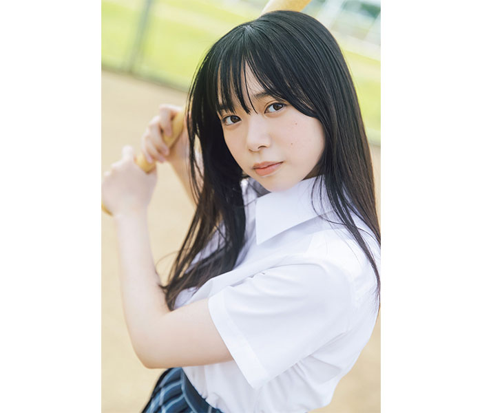 日向坂46の剛腕・山口陽世が夏服でバットを握る＜B.L.T. SUMMER CANDY 2021＞