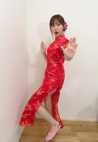 指原莉乃、赤いチャイナドレス姿にファン歓喜!