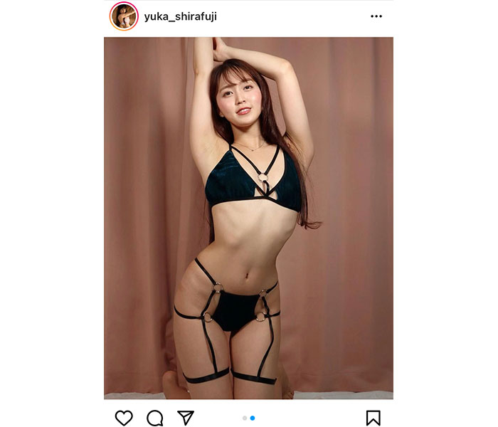 白藤有華、セクシー水着で美くびれ見せつけ!