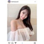 鈴木ふみ奈、オフショルのタイトミニワンピで肌見せ