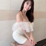 鈴木ふみ奈、オフショルのタイトミニワンピで肌見せ